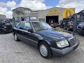 damaged passenger cars Mercedes 200-serie 124 1990/4