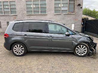 Schadeauto Volkswagen Touran SOUND 2017/2