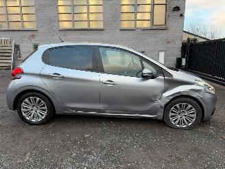uszkodzony samochody osobowe Peugeot 208 1.2 I 2019/4
