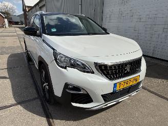 Voiture accidenté Peugeot 3008 1.2 PT Allure 2018/11