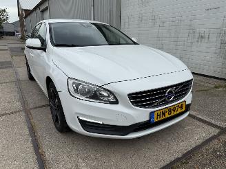 Vaurioauto  passenger cars Volvo V-60 2.0 D2 R-Design Automaat 2015/11