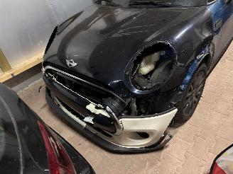 Schadeauto Mini Cooper FACELIFT AUTOMAAT LEER LED NAVI CAMERA B.J 2021 2021/7