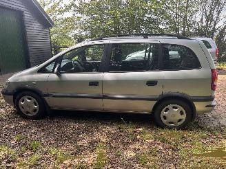 Opel Zafira 2.0 DIESEL 7 PERSOONS B.J 2000  kenteken is afgemeld (voor loop of sloop) picture 6