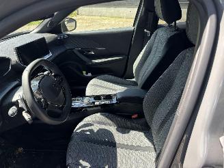 Peugeot 2008 1.2 AUTOMAAT130 PK NAVI CLIMA CAMERA LED B.J 2024 picture 11