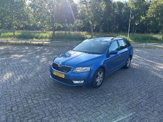 Vaurioauto  passenger cars Skoda Octavia 1.6 TDI Greenline 16V Combi/o 4Dr Diesel 1.598cc 81kW (110pk) FWD 2013-05/2020-07  CRKB 2014/8