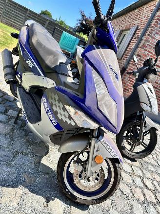 damaged scooters Sym  2 X SCOOTER 125 GEEN SLEUTEL GEEN DOCUMENT 1925/1