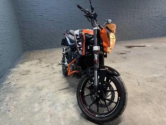 Coche accidentado Audi  KTM Tour 125 Duke 2015/1
