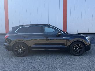 Volkswagen Touareg 3.0 TDI R Line BLACK picture 2