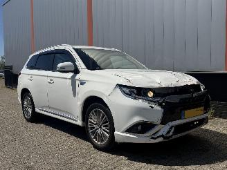Unfallwagen Mitsubishi Outlander 2.5 PHEV Intense + 2020/1
