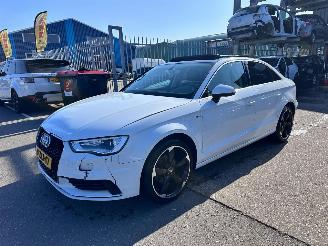 Unfallwagen Audi A3 1.4 TFSI LIMOUSINE / S LINE / PANO / 2015/1