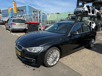 Voiture accidenté BMW 3-serie 320d HIGH EXECUTIVE / DAK / LEER / 2012/6