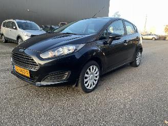 Damaged car Ford Fiesta 5drs airco 2015/2