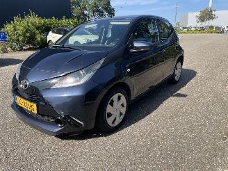 krockskadad bil auto Toyota Aygo 5drs xplay 2016/8
