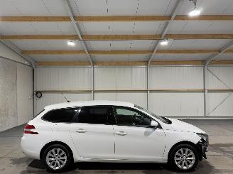 skadebil auto Peugeot 308 SW 1.2PureTech 96kW Blue Lease Executive 2014/10