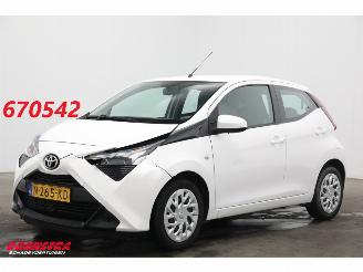 uszkodzony samochody osobowe Toyota Aygo 1.0 VVT-i x-play Navi Airco Cruise Camera 2022/2