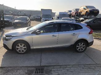 krockskadad bil auto Volvo V-40 Cross Country 1.6 diesel 84kW E5 2014/6