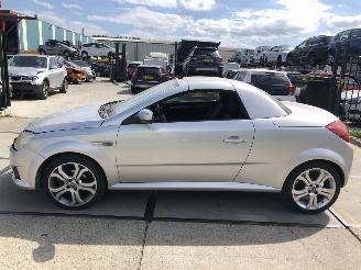 krockskadad bil auto Opel Tigra 14i 16v 88000 km 2009/6