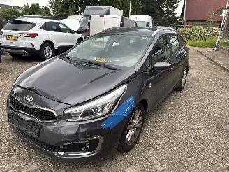 skadebil auto Kia Cee d 1.6 GDI  First Edition 2016/2