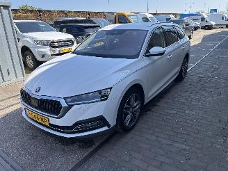 krockskadad bil auto Skoda Octavia 1.0 e-TSI BUSINESS EDITION PLUS 2022/5