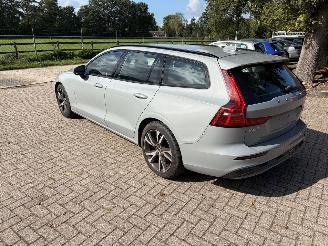 krockskadad bil auto Volvo V-60 2.0 B4 PlUS DARK 2024/5