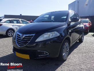 krockskadad bil auto Lancia Ypsilon 0.9 Twinair Gold 2012/3