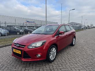 Voiture accidenté Ford Focus 74kw Navi - Clima 2014/10